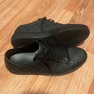 Use 11 authentic Gucci sneakers black
